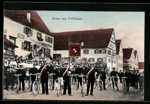 AK Trillfingen, Strassenpartie mit Gasthaus und Radfahrern