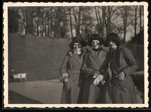 Fotografie Damenmode, Mädchen mit langen Zöpfen trägt Hut & langen Mantel