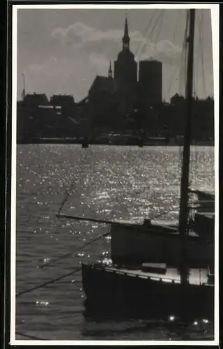 Fotografie unbekannter Fotograf, Ansicht Stralsund, Stadtansicht mit Hafen und Kathedrale