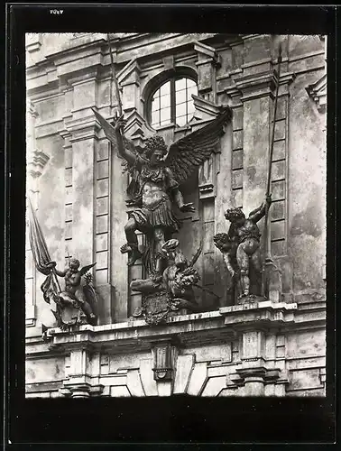 Fotografie unbekannter Fotograf, Ansicht Augsburg, Zeughaus, Fassade mit Engels-Plastik