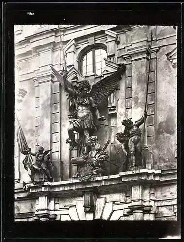 Fotografie unbekannter Fotograf, Ansicht Augsburg, Zeughaus, Engels-Plastik an der Fassade