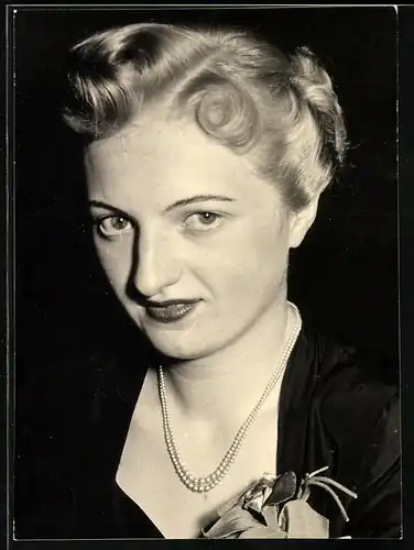 Fotografie Portrait Blondine mit Perlenkette & moderner Frisur