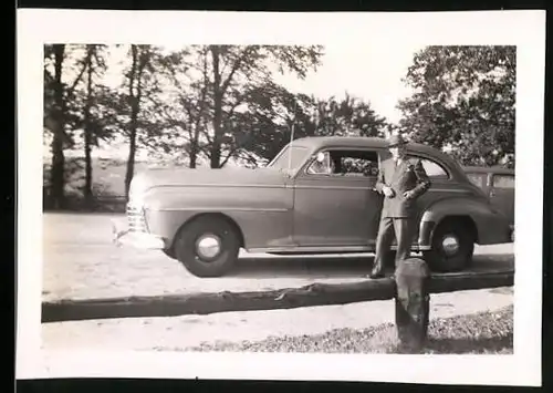 Fotografie Auto Oldsmobile, US-Car, Fahrer an PKW lehnend 1941