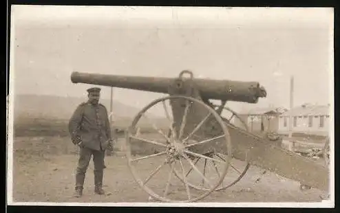 Fotografie 1.WK, Soldat nebst Feldgeschütz, Artillerie-Geschütz