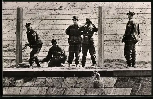 Fotografie unbekannter Fotograf, Ansicht Berlin, Humboldthafen, Zonengrenze, DDR Soldaten ziehen Stacheldraht auf