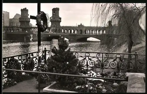 Fotografie unbekannter Fotograf, Ansicht Berlin, Zonengrenze Oberbaumbrücke, Mahnmal eines Mauertoten