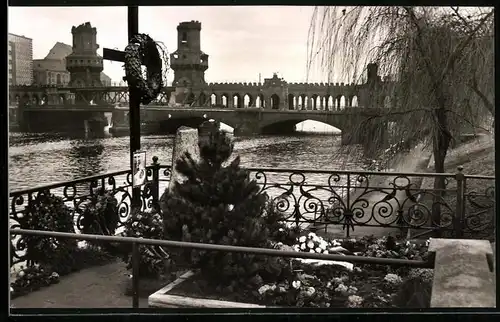 Fotografie unbekannter Fotograf, Ansicht Berlin, Zonengrenze mit Mahnmal an der Oberbaumbrücke