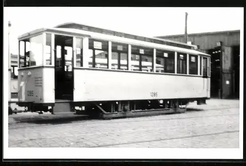 Fotografie Norbert Lossberger, Berlin, Ansicht Berlin, Strassenbahn Bw 1285 vor einem Depot der BVG