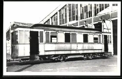 Fotografie Norbert Lossberger, Berlin, Ansicht Berlin, Strassenbahn Bw 1219, vor einem Depot der BVG