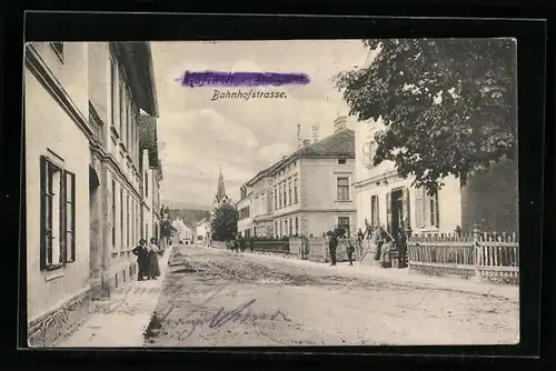AK Köflach, Bahnhofstrasse mit Kirche und Gasthaus