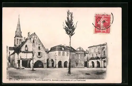 AK Eymet, Place Gambetta, Maisons Gothiques et la Fontaine