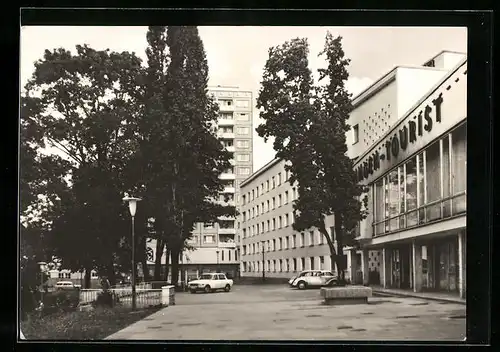 AK Suhl / Thür., Interhotel Thüringen Tourist mit Hochhaus