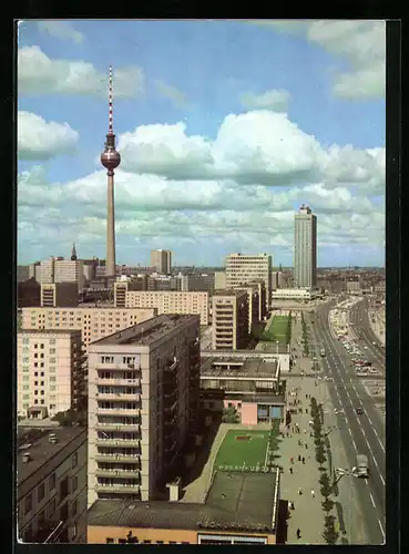 AK Berlin, Karl-Marx-Allee, Blick zum Fernsehturm und Hotel STADT BERLIN