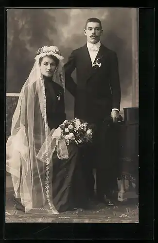 AK Portrait eines eleganten Brautpaares in Hochzeitsmode