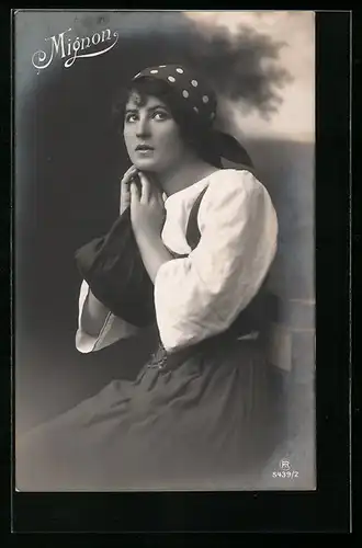 Foto-AK RPH Nr. 5439 /2: Dame mit Tuch, Mignon