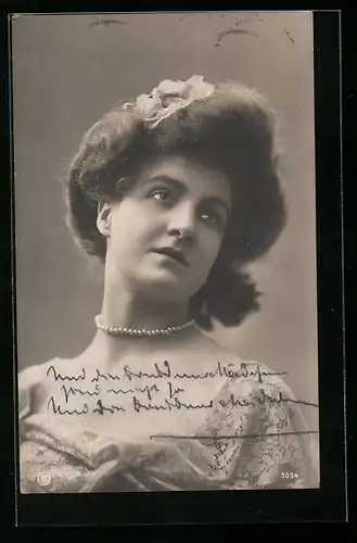 Foto-AK RPH Nr. 5054: Hübsche Dame mit Perlenkette