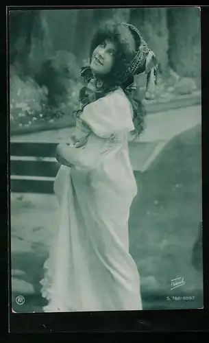 Foto-AK RPH Nr. 6997: Dame im langen Kleid mit Haube