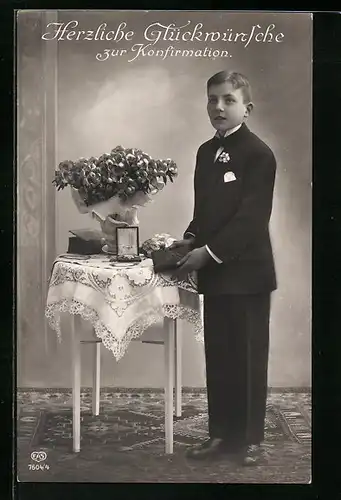 AK Junge im Anzug zur Konfirmation mit Geschenken