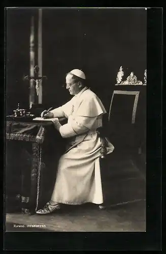 AK Papst Pius XI. unterzeichnet Schriftstück