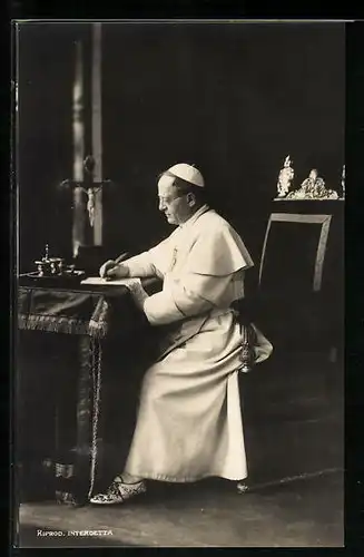 AK Papst Pius XI. unterzeichnet Schriftstück