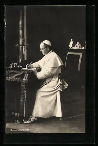 AK Papst Pius XI. mit Feder und Schriftstück