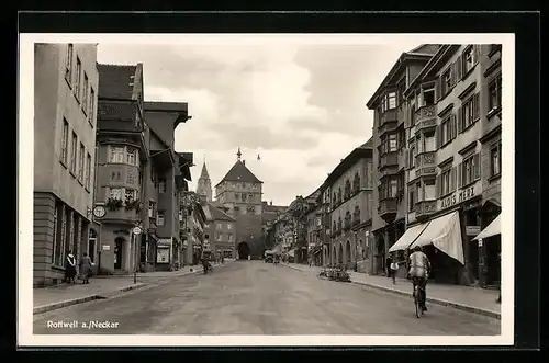 AK Rottweil a. Neckar, Strassenpartie mit Geschäft v. Alois Merz