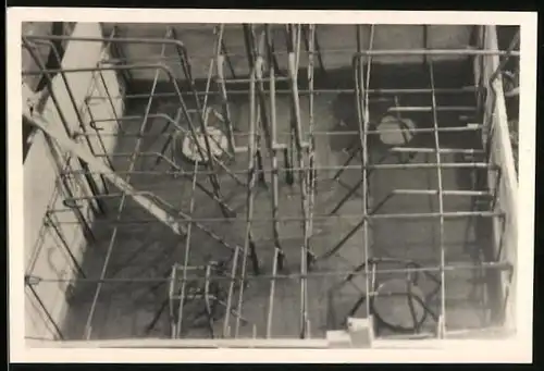 Fotografie Betonverschalung mit Moniereisen für Stahlbeton-Konstruktion