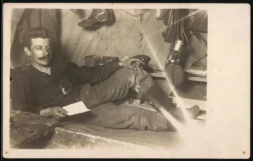 Fotografie 1.WK, Soldat im Zeltlager mit Ausrüstung