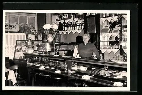 AK Gastwirtin hinter dem Thresen in der Kneipe, Gastronomie