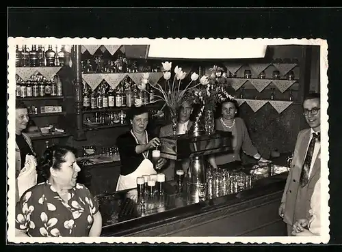 AK Gastronomie, Schankwirtin hinter dem Thresen