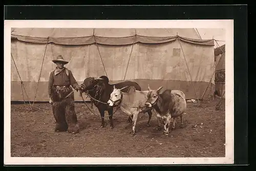 AK Zirkus Willy Hagenbeck, Mann mit seinen Tieren hinter dem Zelt, Gross-Raubtierschau