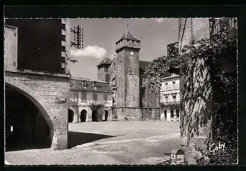 AK Beaumont-du-Périgord, L`Eglise Fortifiée, la Place Centrale et une Partie de ses Cornières Monuments Historiques