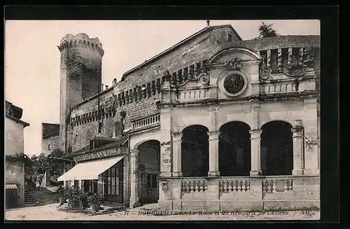 AK Bourdeilles, La Halle et les Remparts du Chateau