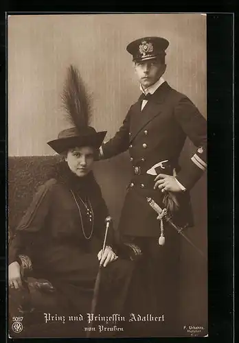 AK Prinz und Prinzessin Adalbert von Preussen, er in Uniform und sie im schwarzen Kostüm