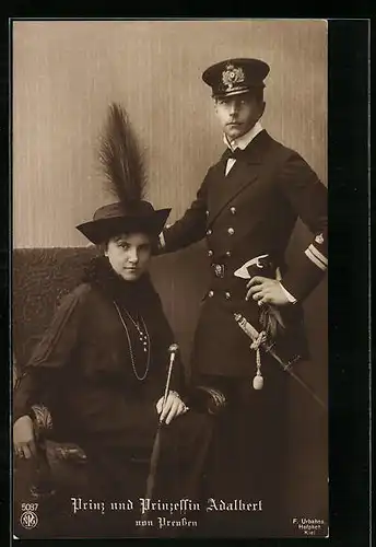AK Prinz und Prinzessin Adalbert von Preussen in Uniform und schwarzem Kostüm abgelichtet
