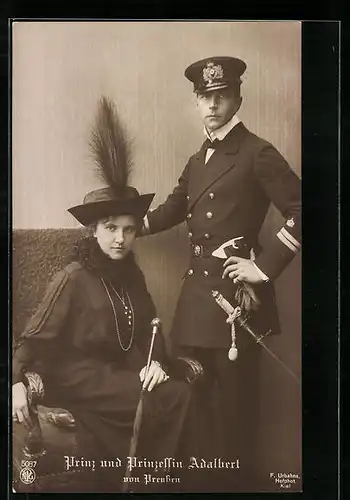 AK Prinzenpaar Adalbert von Preussen in Uniform und mit schwarzem Kostüm