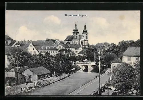AK Donaueschingen, Flusspartie mit Brücke, Blick zur Kirche