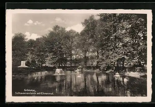 AK Grimma / Sa., Schwanenteich mit Ehrenmal