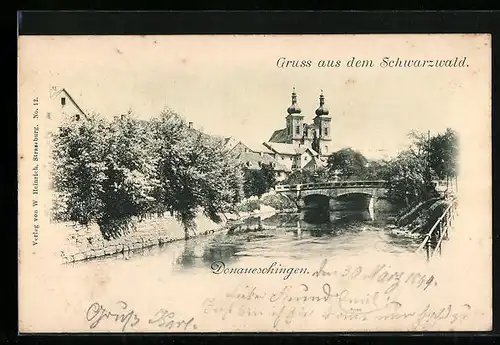 AK Donaueschingen, Flusspartie mit Brücke, Blick zur Kirche