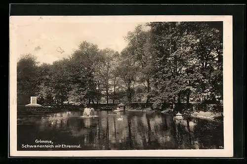 AK Grimma / Sa., Schwanenteich mit Ehrenmal