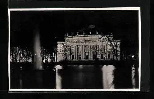 AK Stuttgart, Wasserkunst vor dem Landestheater bei Nacht