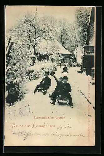AK Kellinghusen in Holstein, Kinder fahren Schlitten in der Bergstrasse, Winteransicht