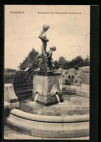 AK Düsseldorf, Zierbrunnen am Hohenzollern-Gymnasium