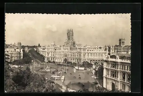 AK Madrid, Palacio de Comunicaciones, Strassenbahnen auf dem Rondell