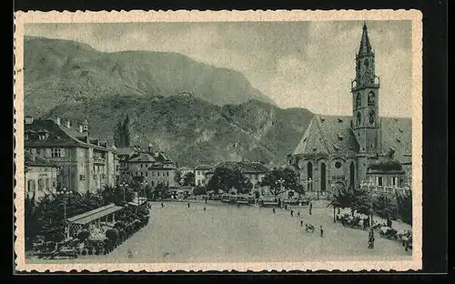 AK Bolzano, Piazza Duomo, Strassenbahn und Passanten