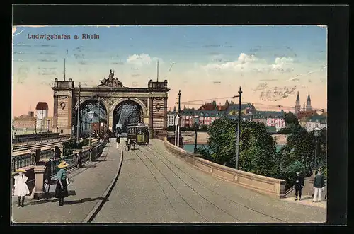 AK Ludwigshafen am Rhein, Strassenbahn auf der Brücke