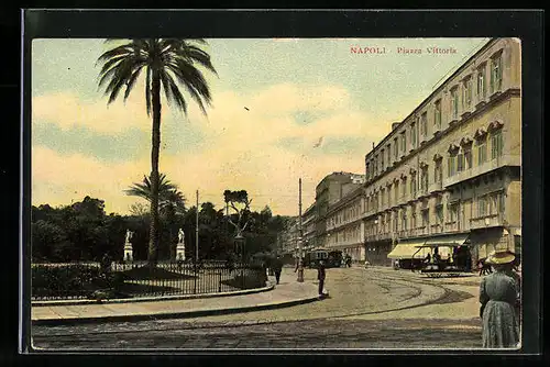 AK Napoli, Piazza Vittoria, Strassenbahn und Statuen