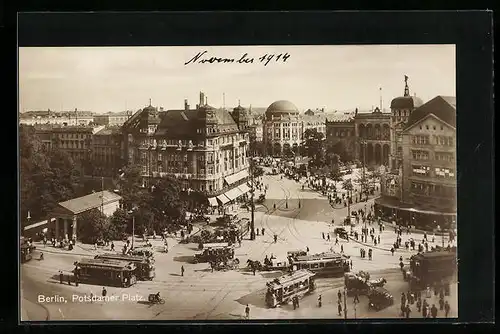 AK Berlin, Strassenbahnen und Passanten auf dem Potsdamer Platz