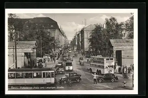 AK Berlin, Potsdamer Platz, Strassenbahnen unterwegs mit Blick in die Leipziger Strasse