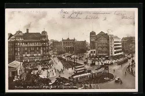 AK Berlin, Potsdamer Platz, Strassenbahn und Passanten am Verkehrsturm
